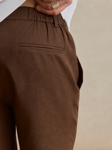 DAN FOX APPAREL Regular Панталон 'Gerrit' в кафяво