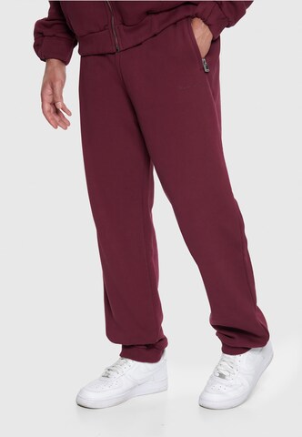 Dropsize Tapered Bukser 'Bazix Republiq' i rød