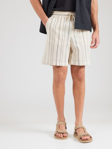 QS Regular Shorts in Beige: Vorderseite