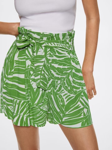 MANGO Szabványos Élére vasalt nadrágok 'ANITA' - zöld
