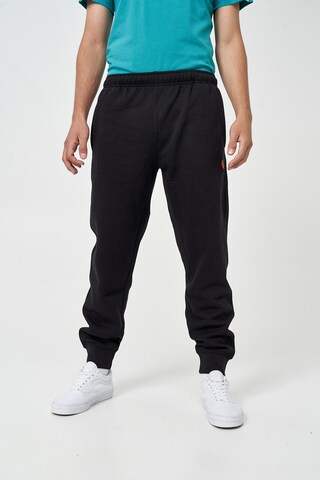 Mikon Tapered Trousers 'Erdbeere' in Black