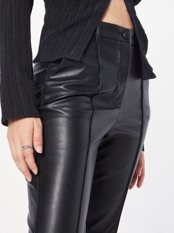 Regular Pantalon à plis Sisley en noir