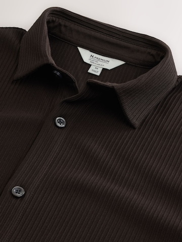 Next - Regular Fit Camisa em castanho