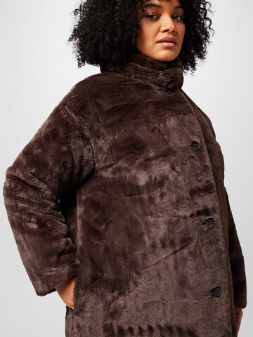 Vero Moda Curve Płaszcz zimowy 'MONROE' w kolorze brązowy
