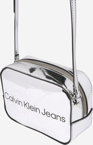 Calvin Klein Jeans Taška přes rameno – stříbrná