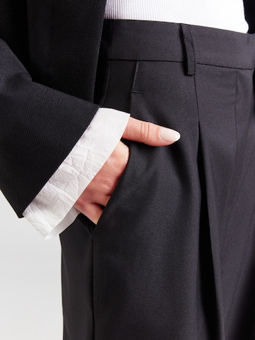 ABOUT YOU Wide leg Byxa 'Masha' i svart