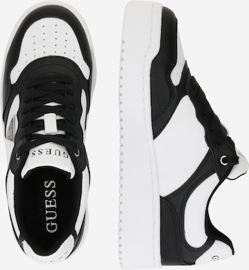 Baskets basses 'Miram' GUESS en noir