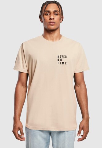 Merchcode T-shirt 'Never On Time' i beige: framsida