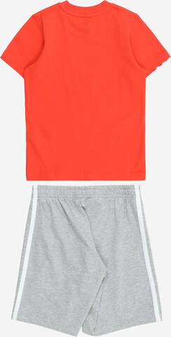 ADIDAS SPORTSWEAR Φόρμα 'Essentials' σε κόκκινο