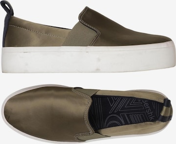 Bershka Sneaker 35 in Grün: Vorderseite