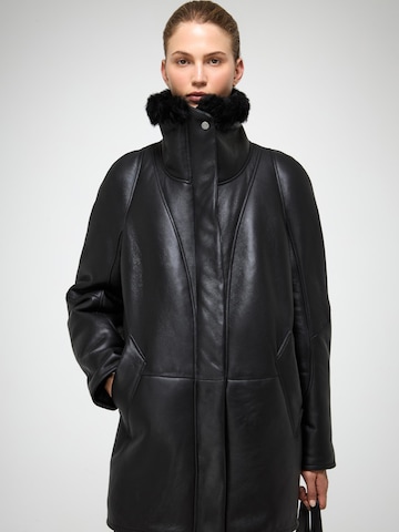 V S P Wintermantel 'Prescillia' in Zwart