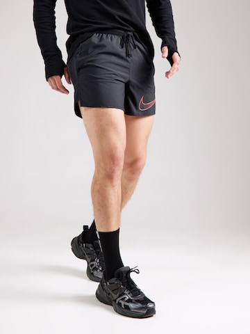 regular Pantaloni sportivi 'Energy' di NIKE in nero: frontale