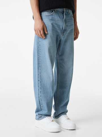 Bershka Loosefit Jeans in Blauw: voorkant