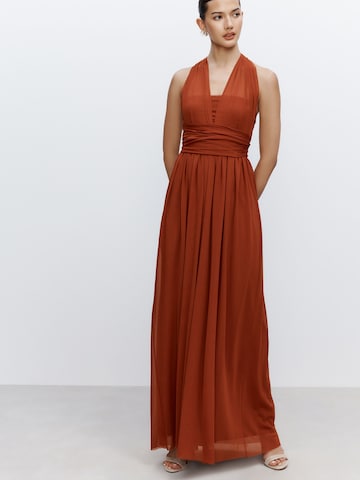 Next Iltapuku värissä ruskea: etupuoli