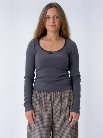 Top ' Lace ' de la ITS MAY pe gri: față