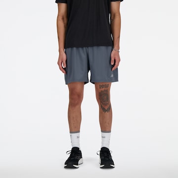 Loosefit Pantaloni sportivi di new balance in grigio: frontale