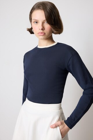 T-shirt Touche Prive en bleu : devant
