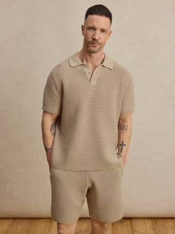 DAN FOX APPAREL Тениска 'Giuliano' в кафяво: отпред