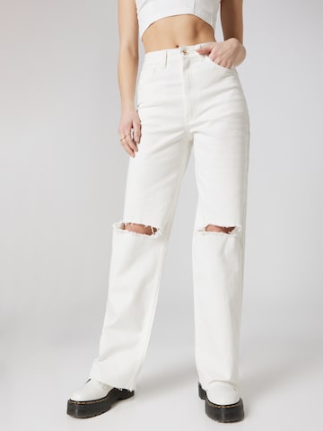 Wide Leg Jean 'Greta' Hoermanseder x About You en blanc : devant