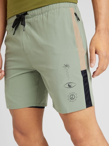 QUIKSILVER Regularen Kratke hlače za surfanje 'OMNI TRAINING' | zelena barva