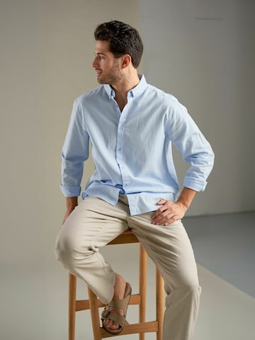 Coupe regular Chemise ' Linen Blend ' TEESHOPPEN en bleu