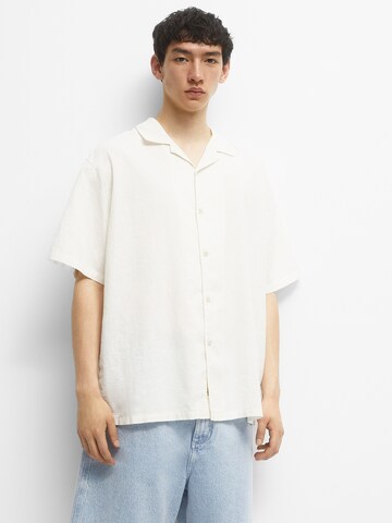 Pull&Bear Comfort Fit Риза в бяло: отпред