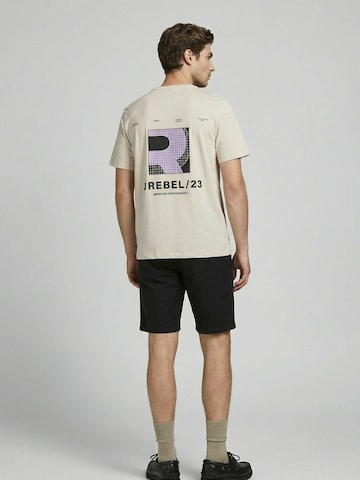 Tricou de la JJ Rebel pe bej: față