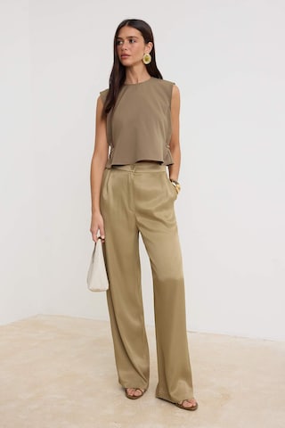 Wide leg Pantaloni cutați de la Trendyol pe verde