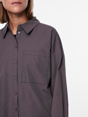 Camicia da donna 'SARA' di PIECES in grigio