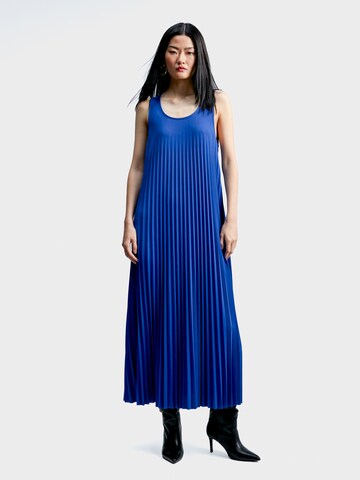 Lola Casademunt Kleid in Blau: Vorderseite