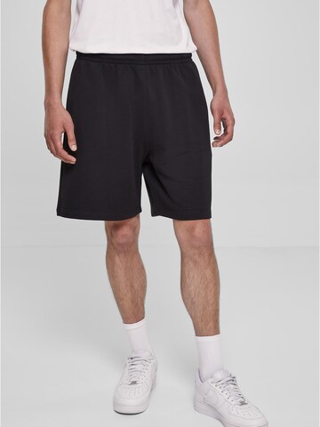 Urban Classics Regular Shorts in Schwarz: predná strana