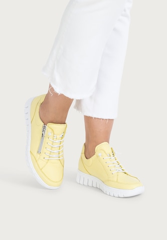 Baskets basses VITAFORM en jaune : devant