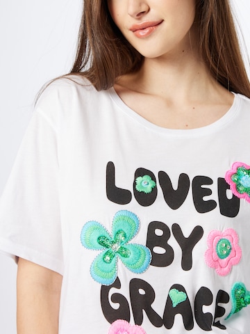 Grace - Camiseta 'Loved by grace' en blanco