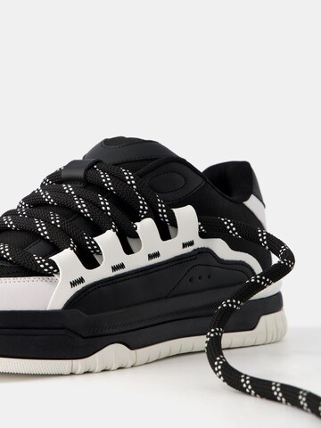 Sneaker low de la Bershka pe negru