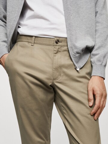 Slimfit Pantaloni 'Barna' de la MANGO MAN pe verde