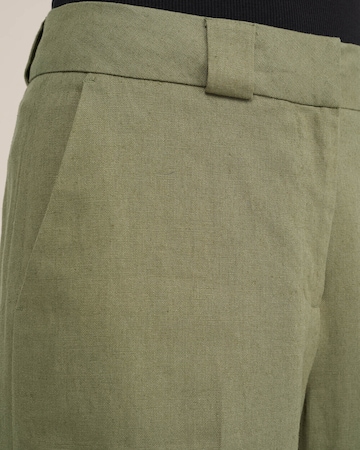 WE Fashion Široke hlačnice Hlače na rob | zelena barva
