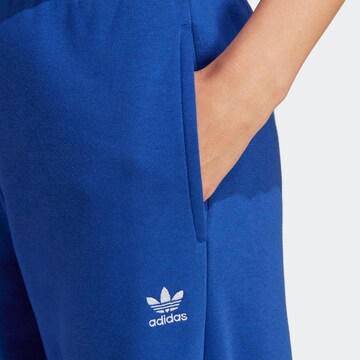 ADIDAS ORIGINALS Zwężany krój Spodnie 'Essentials Fleece' w kolorze niebieski