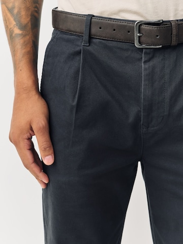 Next - regular Pantalón plisado en gris