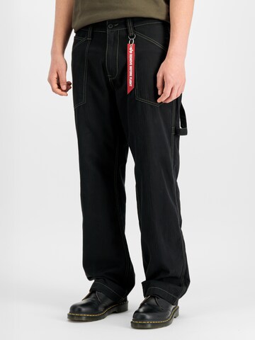 ALPHA INDUSTRIES Loosefit Cargojeans in Schwarz: Vorderseite