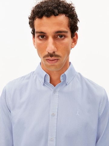 ARMEDANGELS Regular Fit Hemd QUAASA STRIPE in Blau: Vorderseite