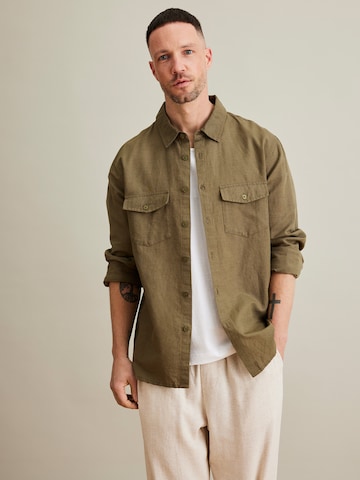 DAN FOX APPAREL - Ajuste regular Camisa 'Lio' en verde: frente