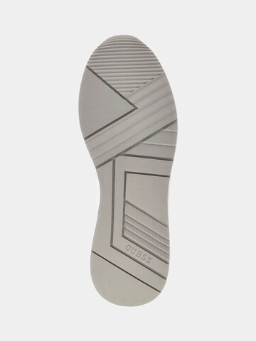 Sneaker low 'Mickay' de la GUESS pe alb