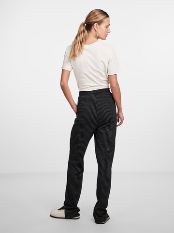 Regular Pantalon 'JANNAH' PIECES en noir