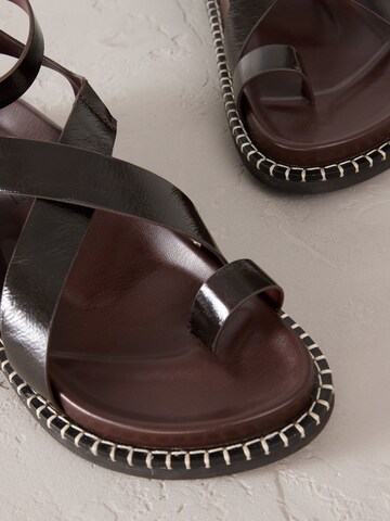 Next Sandale in Braun