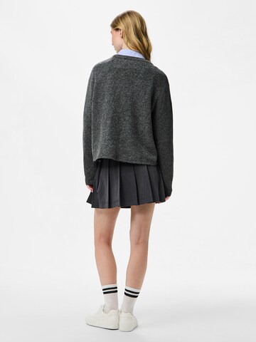 Cardigan 'PCJIKO' PIECES en gris