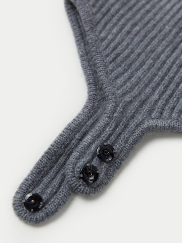 GOBI Cashmere Pipo 'Knitted Aviator Cap' värissä harmaa