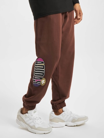 ruda ADIDAS ORIGINALS Siaurėjantis Kelnės 'Trefoil A33'