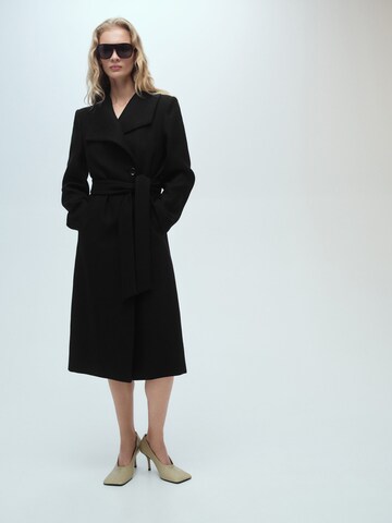 MANGO Between-seasons coat 'Sirenita' in Black: front