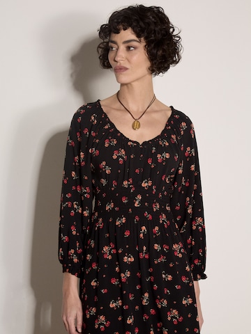 Apricot Dress ' ' in Black
