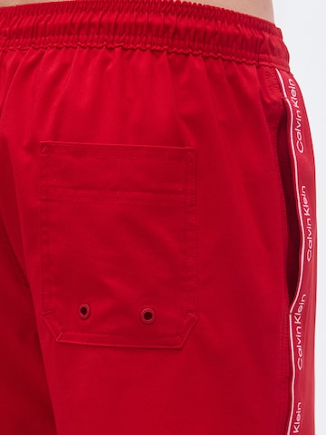 Calvin Klein Swimwear - Bermudas en rojo